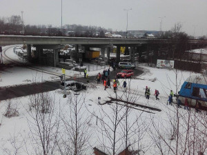 Na přejezdu v Doubské ulici pod Bumaxem vjelo auto pod vlak. V autě zůstal zaklíněný chlapec