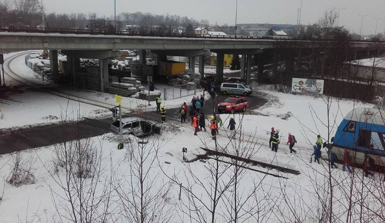 Na přejezdu v Doubské ulici pod Bumaxem vjelo auto pod vlak. V autě zůstal zaklíněný chlapec