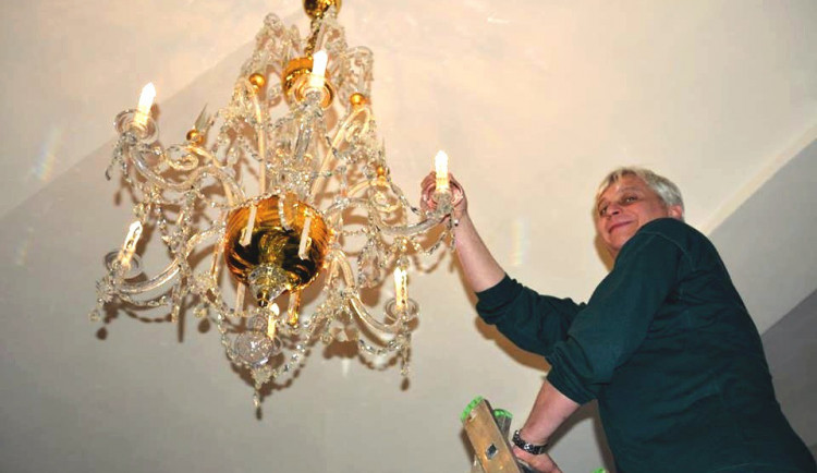 Na půdě muzea objevili zaprášený skvost. Přes dvě stě padesát let starý lustr opět září