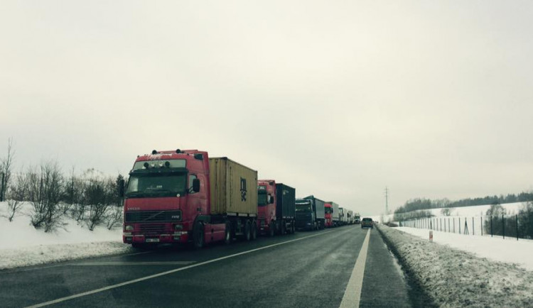 Dopravu v Libereckém kraji zkomplikovaly dnes sněžení a vítr