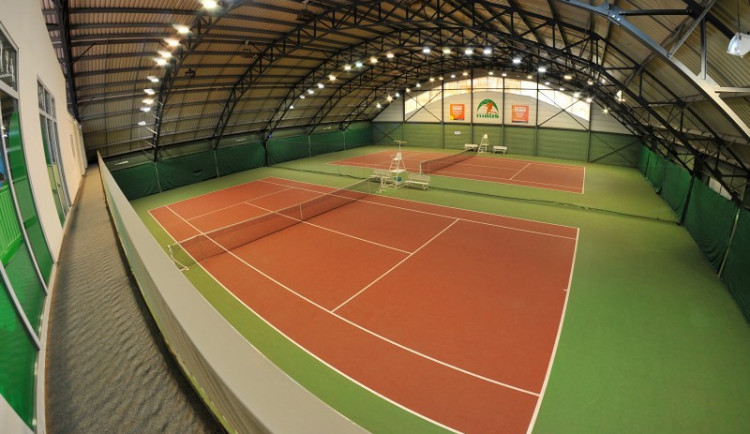 Oblastní přebor v hale LTC nabídl i souboj domácích hráček. Turnaj vyhrála favoritka Vondráková