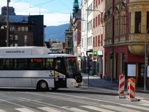 Hledají se svědci nehody. Autobusu číslo 26 do cesty vběhlo několik psů