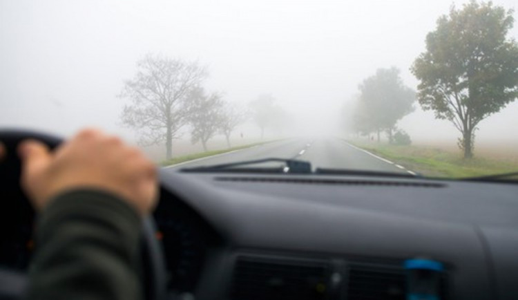Viditelnost na Liberecku snižuje mlha. Silnice mohou namrzat