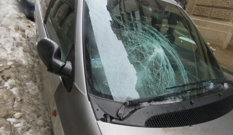 Ledy padající ze střech způsobily v Liberci během jediného dne desetitisícové škody na autech