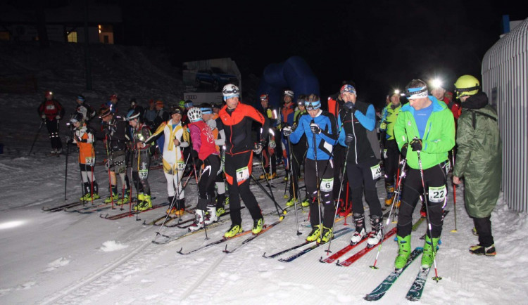Padesátka skialpinistů se utkala v nočním závodě. Převýšení 800 metrů zvládl nejlépe Radek Groh