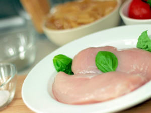 Řeznictví prodávalo kuřecí maso z Polska se salmonelou. Lidé ho mohou mít doma v mrazáku