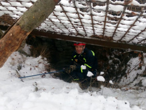 Štěně se propadlo do hluboké štoly.