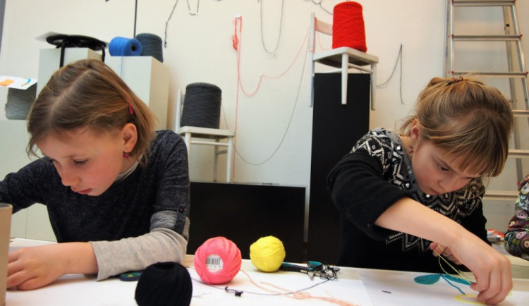 Tvoření v galerijním ateliéru.