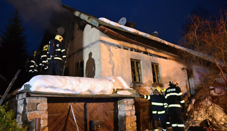 Hasiči při zásahu.