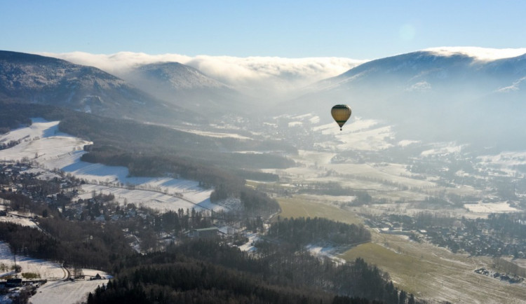 Přelet balónu přes Jizerky při prvním ročníku akce. 