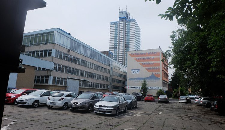 Liberecký kraj chystá stavbu parkovacího domu, městu se to nelíbí