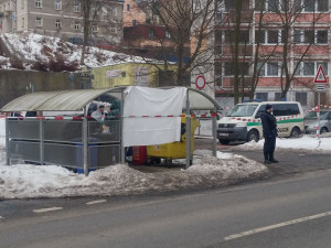 Kriminalisté zasahují v ulici Na Bídě. Zaměstnal je nález v jedné z popelnic