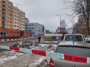Kriminalisté zasahují v ulici Na Bídě. Zaměstnal je nález v jedné z popelnic