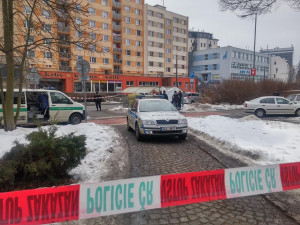 Kriminalisté zasahují v ulici Na Bídě. Zaměstnal je nález v jedné z popelnic