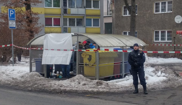 Kriminalisté zasahují v ulici Na Bídě. Zaměstnal je nález v jedné z popelnic