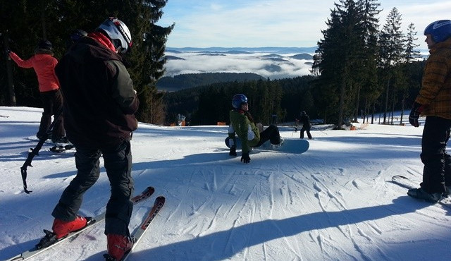 Tisíce milovníků zimních sportů zaplnily hory v Libereckém kraji