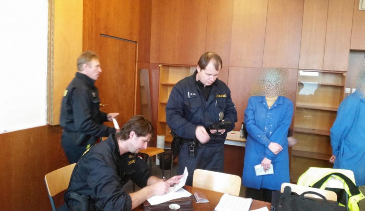 Policisté se zaměřili na nelegální zaměstnávání cizinců v čokoládovně, pěti lidem hrozí vyhoštění