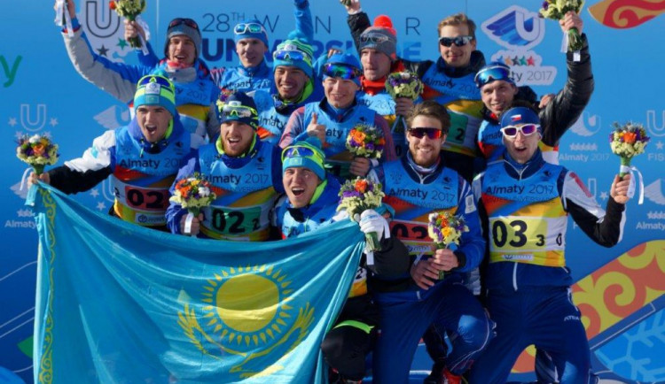 Členové úspěšné štafety na stupních vítězů.