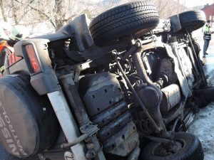 Řidič otočil svůj offroad na bok, kvůli zásahu musela být silnice v Bílém Potoce uzavřena