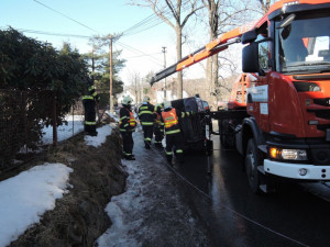 Řidič otočil svůj offroad na bok, kvůli zásahu musela být silnice v Bílém Potoce uzavřena