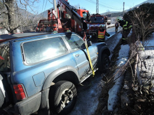 Řidič otočil svůj offroad na bok, kvůli zásahu musela být silnice v Bílém Potoce uzavřena