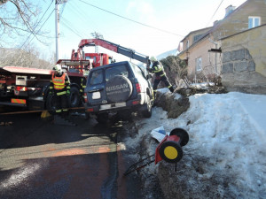 Řidič otočil svůj offroad na bok, kvůli zásahu musela být silnice v Bílém Potoce uzavřena
