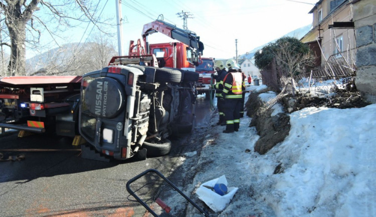 Řidič otočil svůj offroad na bok, kvůli zásahu musela být silnice v Bílém Potoce uzavřena