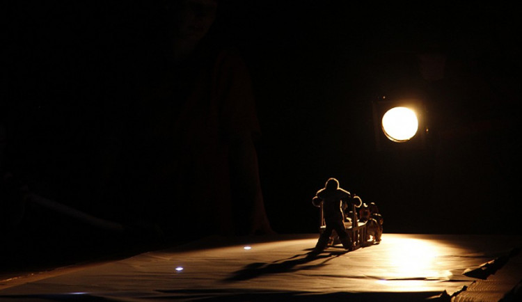 Scéna jako ostrov, divák součástí představení. Naivní divadlo experimentuje