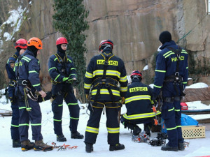 Hasičští lezci trénovali na ledové stěně v centru Liberce