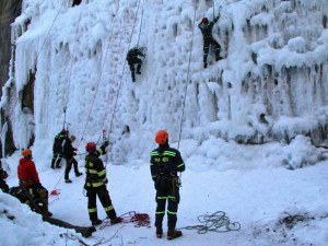 Hasičští lezci trénovali na ledové stěně v centru Liberce