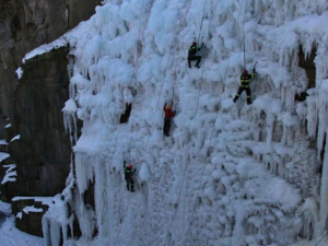 Hasičští lezci trénovali na ledové stěně v centru Liberce