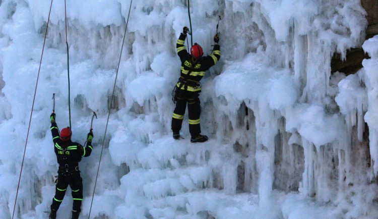 Hasičští lezci trénovali na ledové stěně v centru Liberce