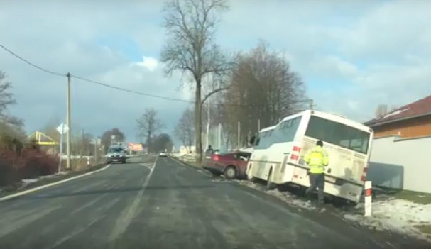 VIDEO: V Krásné Studánce se střetl autobus s osobákem, tři zranění