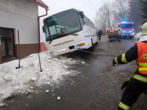 Ledovka potrápila řidiče napříč celým krajem, havaroval i autobus