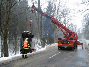 Ledovka potrápila řidiče napříč celým krajem, havaroval i autobus