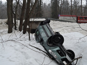 Ledovka potrápila řidiče napříč celým krajem, havaroval i autobus
