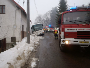 Ledovka potrápila řidiče napříč celým krajem, havaroval i autobus