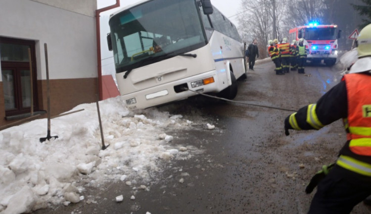 Ledovka potrápila řidiče napříč celým krajem, havaroval i autobus