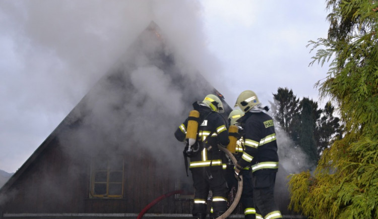 Večerní požár rekreačního objektu napáchal statisícové škody. Při požáru se udusili dva psi
