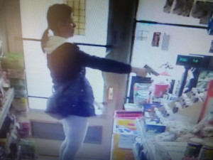 Policie hledá ženu, která o víkendu přepadla s pistolí v ruce samoobsluhu v Liberci