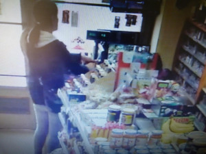 Policie hledá ženu, která o víkendu přepadla s pistolí v ruce samoobsluhu v Liberci