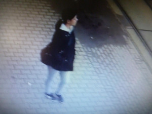 Policie hledá ženu, která o víkendu přepadla s pistolí v ruce samoobsluhu v Liberci