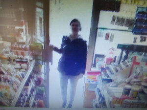 Policie hledá ženu, která o víkendu přepadla s pistolí v ruce samoobsluhu v Liberci