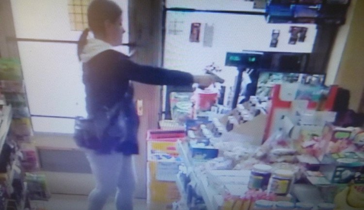 Policie hledá ženu, která o víkendu přepadla s pistolí v ruce samoobsluhu v Liberci