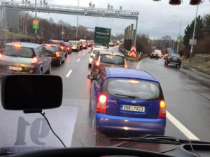 Na průtahu Libercem se srazil náklaďák s autem, směr na Děčín byl zablokovaný