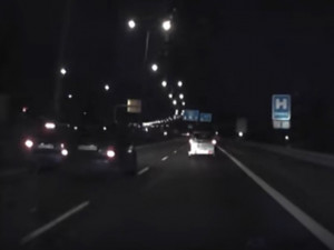 VIDEO: Řidič při předjíždění na průtahu přehlédl přijíždějící auto, nehoda se obešla bez zranění