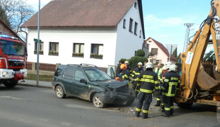 Střet osobního auta s bagrem v Hrádku nad Nisou si vyžádal zranění řidiče