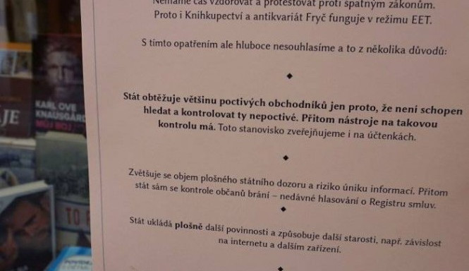 Prohlášení knihkupce Martina Fryče na výloze jeho obchodu