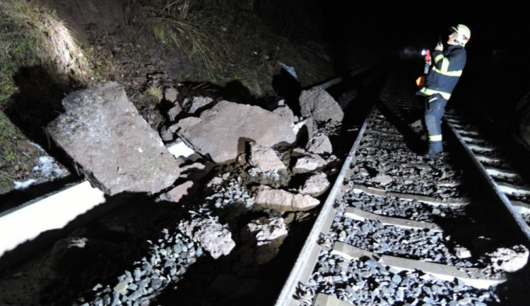 Vlak narazil do balvanů sesutých na koleje. Provoz na trati mezi Libercem a Pardubicemi tři hodiny stál