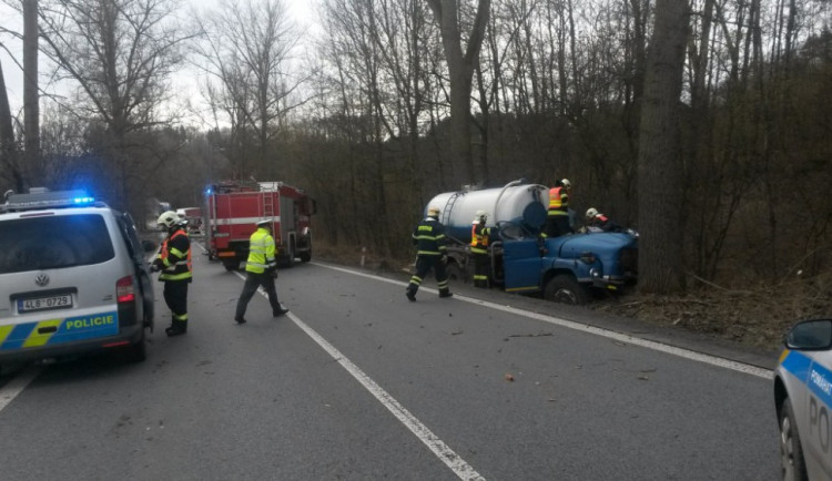 Strom spadl přímo na kabinu nákladního auta. Jeho řidič na místě zemřel